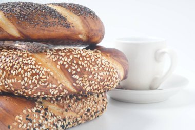 Haşhaş ve susamlı taze ekmek simitleri. Yahudi ya da Alman tatlısı.