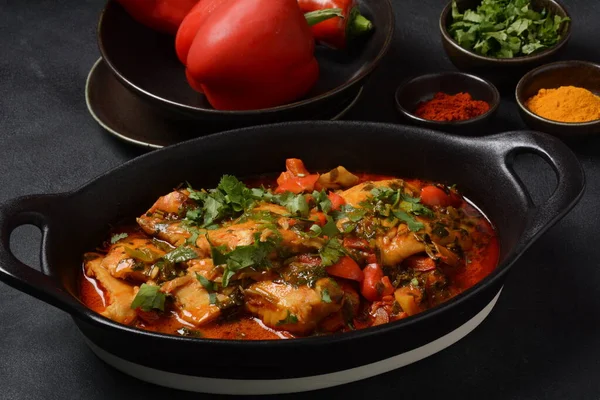 Chermoula, kırmızı biber ve korunmuş limonlu Fas balığı. Baharatlı geleneksel Fas yemekleri