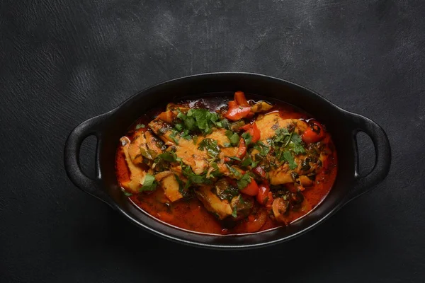 Chermoula, kırmızı biber ve korunmuş limonlu Fas balığı. Baharatlı geleneksel Fas yemekleri