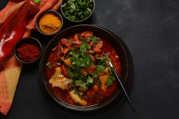 Chermoula, kırmızı biber ve korunmuş limonlu Fas balığı. Baharatlı geleneksel Fas yemekleri