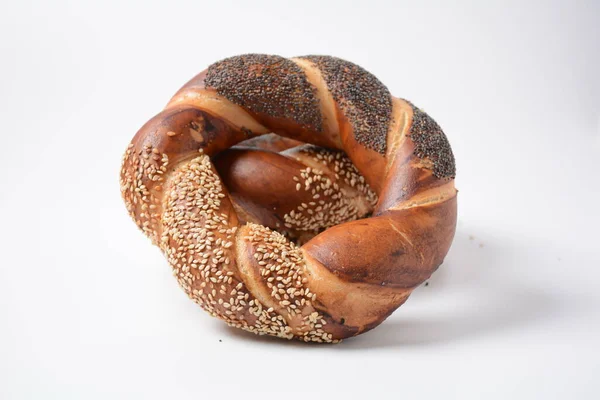 Färskt Bröd Bagel Med Vallmo Och Sesambeläggning Judisk Eller Tysk — Stockfoto