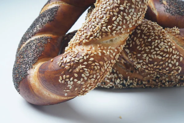 Świeży Bajgiel Chlebowy Pokryty Makiem Sezamem Żydowska Lub Niemiecka Forma — Zdjęcie stockowe