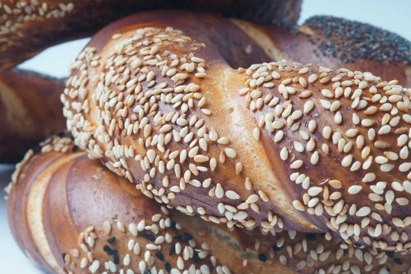Świeży Bajgiel Chlebowy Pokryty Makiem Sezamem Żydowska Lub Niemiecka Forma — Zdjęcie stockowe