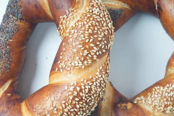 Färskt Bröd Bagel Med Vallmo Och Sesambeläggning Judisk Eller Tysk — Stockfoto