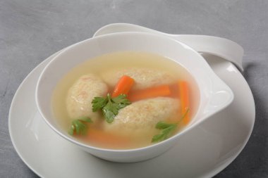 Griessnockerlsuppe. Beyaz kasede Semolina köfteli çorba. Alman yemeği. Bavyera mutfağı.