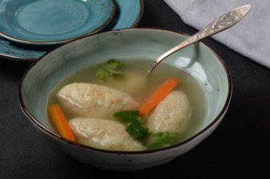 Griessnockerlsuppe. Bir kasede Semolina köfteli çorba. Alman yemeği. Bavyera mutfağı.
