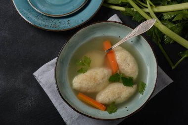 Griessnockerlsuppe. Bir kasede Semolina köfteli çorba. Alman yemeği. Bavyera mutfağı.