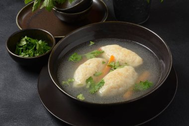 Griessnockerlsuppe. Bir kasede Semolina köfteli çorba. Alman yemeği. Bavyera mutfağı.