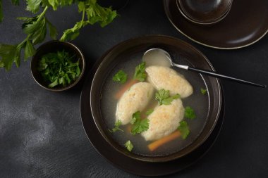 Griessnockerlsuppe. Bir kasede Semolina köfteli çorba. Alman yemeği. Bavyera mutfağı.