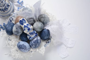 Paskalya sofrası. Paskalya sepetinde bir tavşan ve süslü Paskalya yumurtası.