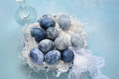 Paskalya sofrası. Paskalya sepetinde süslenmiş Paskalya yumurtaları.