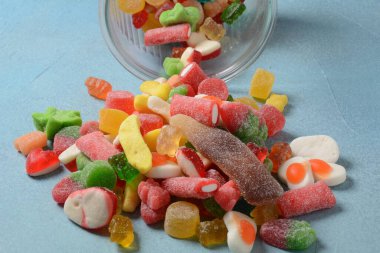 Bir sürü renkli jelibon şekeri var. Sulu renkli jöle tatlılar.