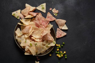 Farklı aromalı fasulye ve pirinçten yapılmış cipsler. Sağlıklı Glüten Kasede bedava pirinç cipsi