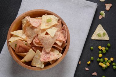 Farklı aromalı fasulye ve pirinçten yapılmış cipsler. Sağlıklı Glüten Kasede bedava pirinç cipsi