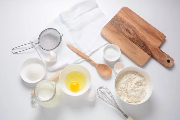 Rahmen Von Lebensmittelzutaten Zum Backen Auf Weißem Hintergrund Mehl Eier — Stockfoto