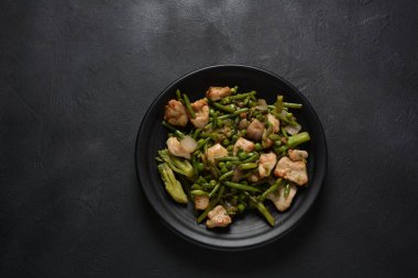 Fırında sebze, brokoli, fasulye, bezelye ve kızarmış tavuk göğsü. Sağlıklı gıda konsepti.