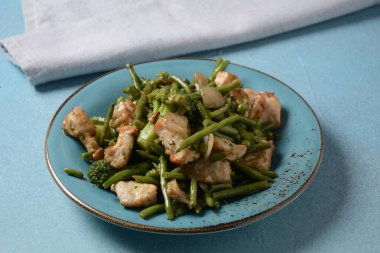 Fırında sebze, brokoli, fasulye, bezelye ve kızarmış tavuk göğsü. Sağlıklı gıda konsepti.