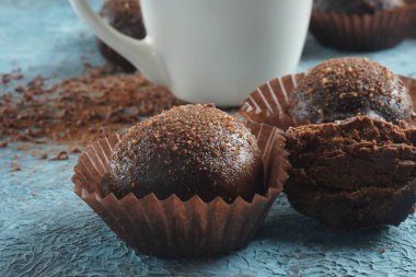 Masada çikolatalı minyon dörtlüler. Çikolata, yer mantarı dolgulu dört tatlı. Küçük lokma büyüklüğünde şekerleme ya da lezzetli aperatif..
