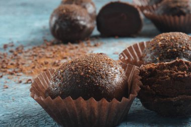 Masada çikolatalı minyon dörtlüler. Çikolata, yer mantarı dolgulu dört tatlı. Küçük lokma büyüklüğünde şekerleme ya da lezzetli aperatif..
