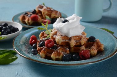 Geleneksel Belçika waffleları taze meyve ile veya Amerikan waffle 'ları lezzetli tatlı yemek, tatlı menü konsepti