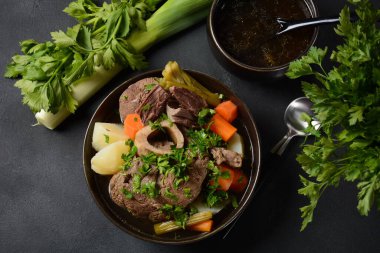 Ot-au-feu, geleneksel Fransız güveci. Biftek ve patates. Fransa 'da ulusal bir yemek olarak kabul edilir.