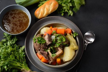 Ot-au-feu, geleneksel Fransız güveci. Biftek ve patates. Fransa 'da ulusal bir yemek olarak kabul edilir.