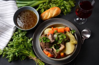 Ot-au-feu, geleneksel Fransız güveci. Biftek ve patates. Fransa 'da ulusal bir yemek olarak kabul edilir.