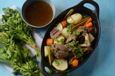 Ot-au-feu, geleneksel Fransız güveci. Biftek ve patates. Fransa 'da ulusal bir yemek olarak kabul edilir.