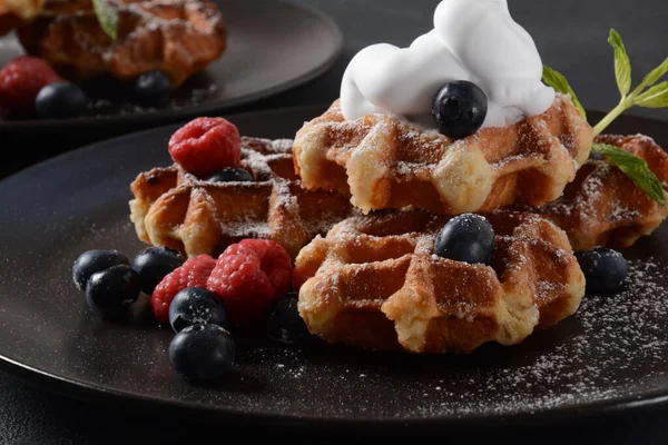 Traditionelle Belgische Waffeln Mit Frischem Obst Oder Amerikanische Waffeln Leckeres — Stockfoto