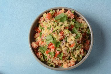 Tabbouleh - maydanozlu, domatesli, nane, soğan ve bulgurlu, zeytinyağı ve limon suyuyla tatlandırılmış bir Orta Doğu vejetaryen salatası..