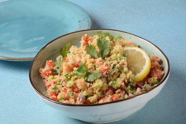 Tabbouleh - maydanozlu, domatesli, nane, soğan ve bulgurlu, zeytinyağı ve limon suyuyla tatlandırılmış bir Orta Doğu vejetaryen salatası..