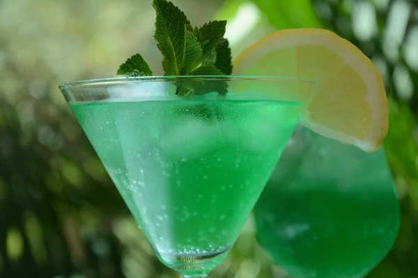 レモンとミントの葉とカクテル緑の妖精のガラス 甘いさわやかなミントリキュール 氷とアブサンと ラム酒 アイスキューブとウォッカ — ストック写真