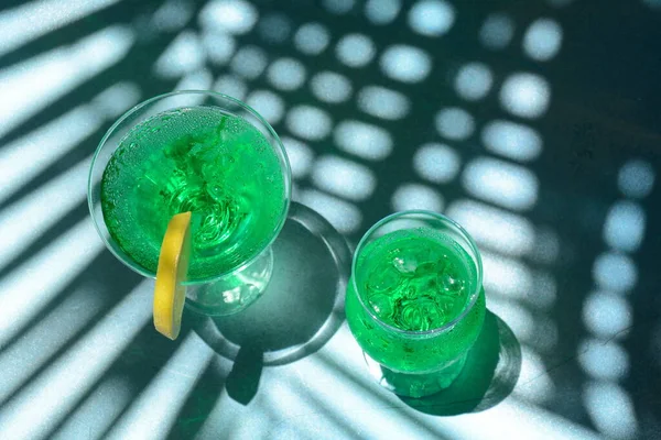 Bicchiere Fata Verde Cocktail Con Foglie Limone Menta Liquore Dolce — Foto Stock