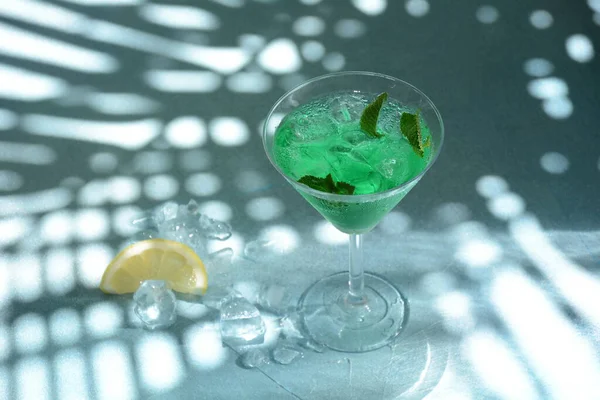 Bicchiere Fata Verde Cocktail Con Foglie Limone Menta Liquore Dolce — Foto Stock