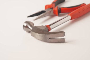 Beyaz arka planda çekiç ve pense var. Standart pençe çekici ve İğne Burun Pensesi görüntüsünü kapat