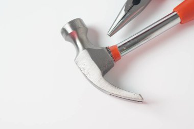 Beyaz arka planda çekiç ve pense var. Standart pençe çekici ve İğne Burun Pensesi görüntüsünü kapat