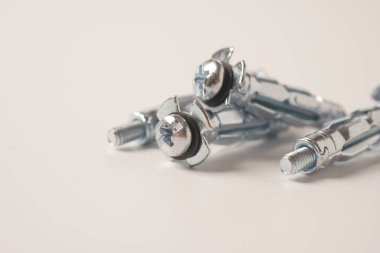 Çinko kaplama çelik cıvatalar. Beyaz arka planda izole edilmiş yapıları onarmak için tasarlanmış dört Molly metal panel.