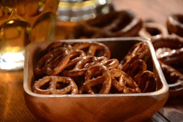 Pretzels Duros Salgados Lanche Pretzels Para Festa Mesa Madeira Rústica — Fotografia de Stock