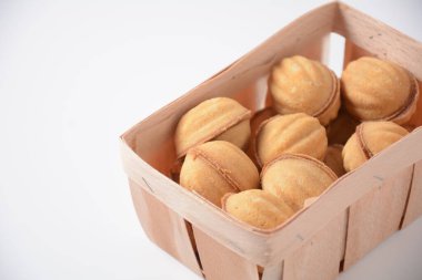 Yoğunlaştırılmış süt ve fındıklı kurabiye. Fındık şeklinde taze ev yapımı kurabiyeler.