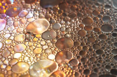 Soyut renkler, arka planlar ve dokular. Yağlı boya parlak renkli soyut arkaplanlar oluşturuyor. Renkli kimyasal deney.