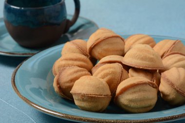 Yoğunlaştırılmış süt ve fındıklı kurabiye. Fındık şeklinde taze ev yapımı kurabiyeler.