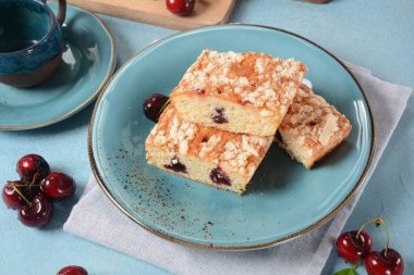 Vanilyalı ve kremalı Alman kirazlı pasta, jöleli, servis edilmiş ve dilimlenmiş.