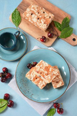 Vanilyalı ve kremalı Alman kirazlı pasta, jöleli, servis edilmiş ve dilimlenmiş.