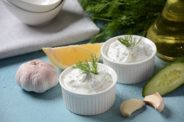 Geleneksel Yunan sosu veya salatalıklı ekşi kremalı yoğurt ve taze dereotu ile hazırlanmış Tzatziki sosu..