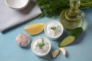 Geleneksel Yunan sosu veya salatalıklı ekşi kremalı yoğurt ve taze dereotu ile hazırlanmış Tzatziki sosu..