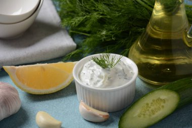 Geleneksel Yunan sosu veya salatalıklı ekşi kremalı yoğurt ve taze dereotu ile hazırlanmış Tzatziki sosu..