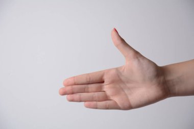 Genç bir kızın sağ elinin altında. Beyaz arkaplanda izole