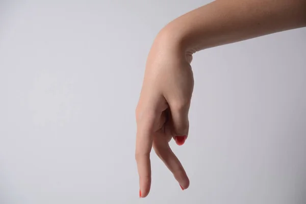 Женские Пальцы Ходят Белой Поверхности Ступеньками Позади — стоковое фото