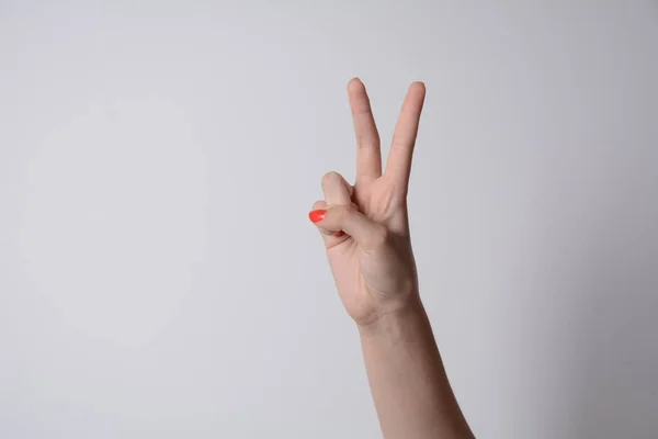 Parmağını Kaldıran Kadın Barış Gücü Savaşını Veya Zafer Sembolünü Beyaz — Stok fotoğraf