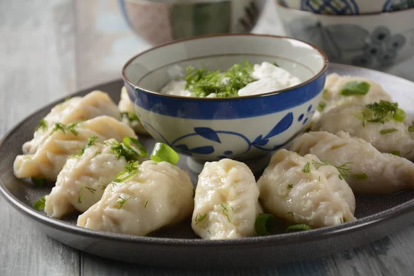 自制饺子 达吉斯坦菜 库尔策 饺子与配料一起煮 并在盘子里放上辣椒酱 — 图库照片